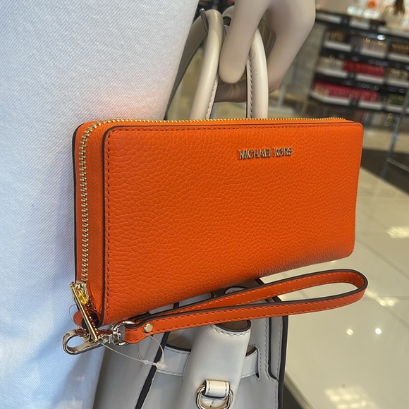 MICHAEL KORS
Jet Set Travel Large Pebbled Leather Wristlet Wallet Phone Holder - Picture 7 of 16